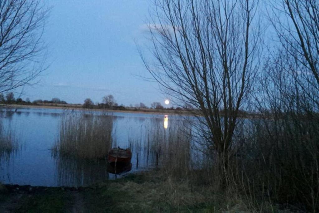 Entspannen Im Dorf Am See Zahren Exteriör bild